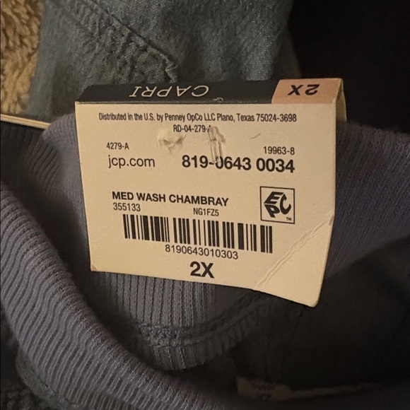 ST John’s Bay Chambray Capri - Picture 3 of 4